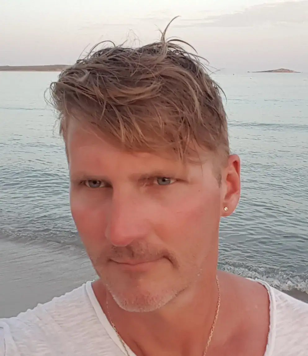 Sombre cercle d'homme au bord de mer, portrait face montrant mer et horizon, ambiance relaxante.