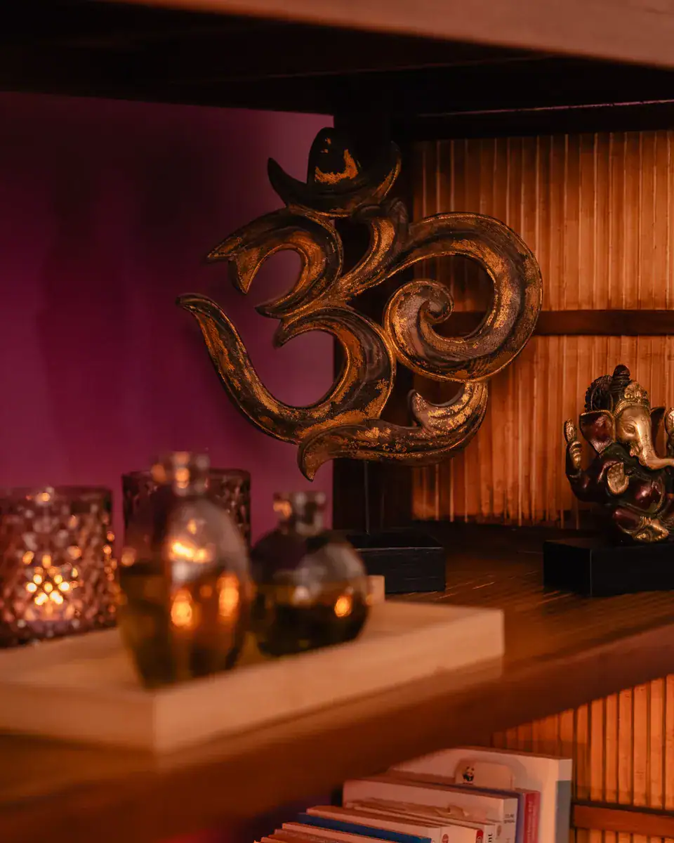 Symbole Om et décoration apaisante dans le cabinet Koram à Yverdon-les-Bains, espace dédié à la kinésiologie et au massage bien-être