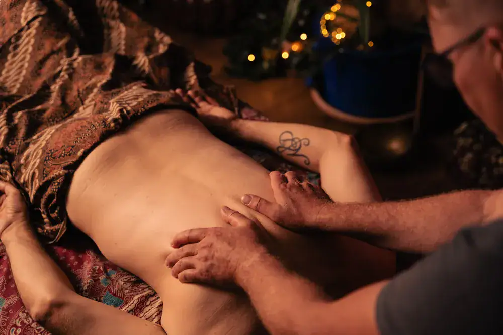 Séance de massage du dos au cabinet Koram à Yverdon-les-Bains. Stéphane Maillefer effectuant un massage professionnel sur table, dans un cadre apaisant.